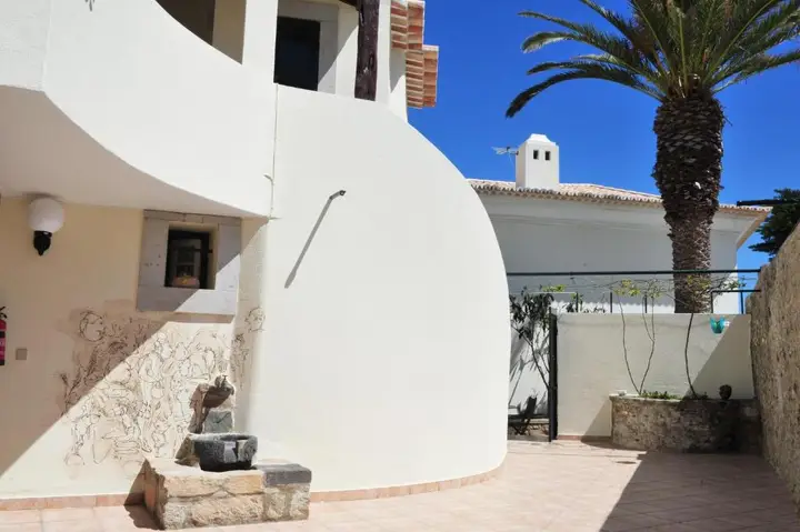 Patio with white walls and a stone fountain